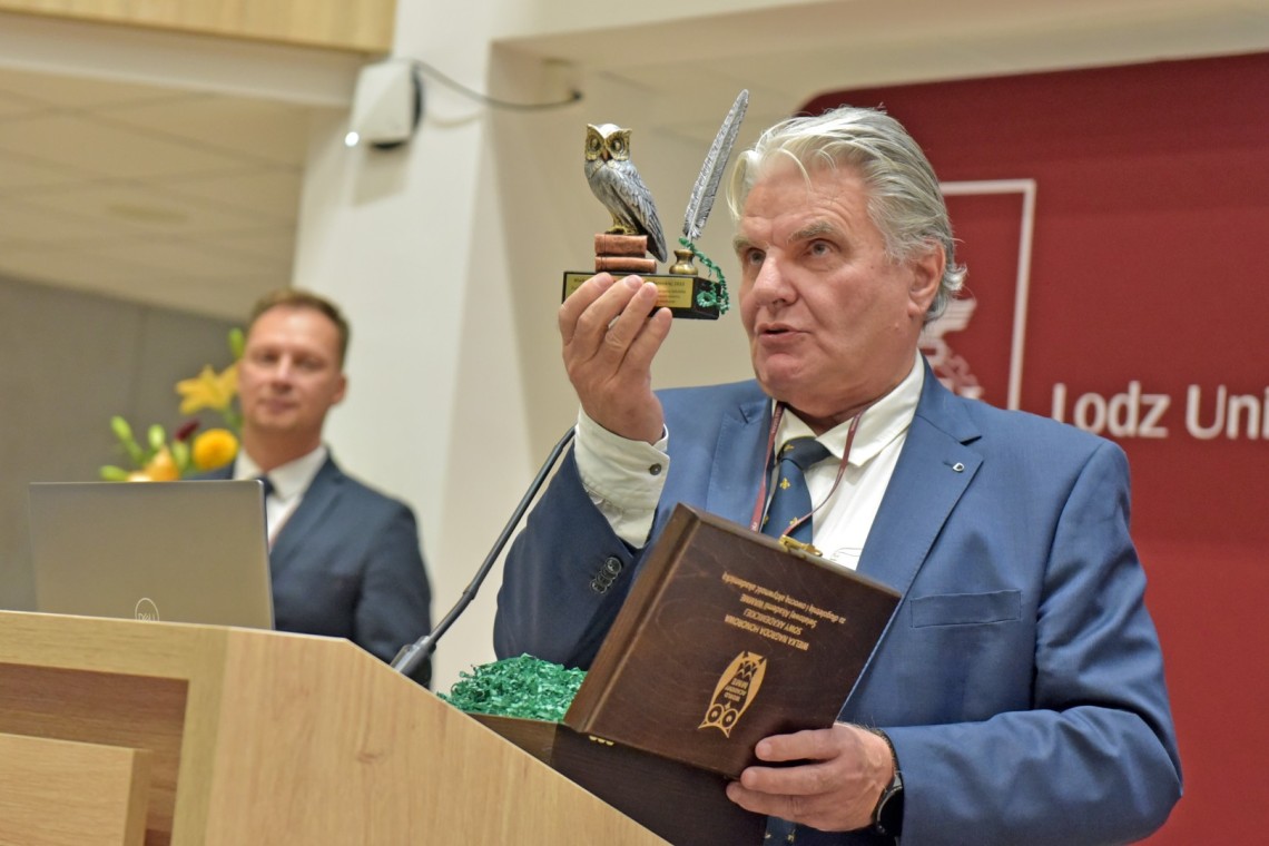 Honorowe wyróżnienie statuetką Sowy Akademickiej wręczył prof. Leszek Dobrzański, przewodniczący World Academy of Materials and Manufacturing Engineering