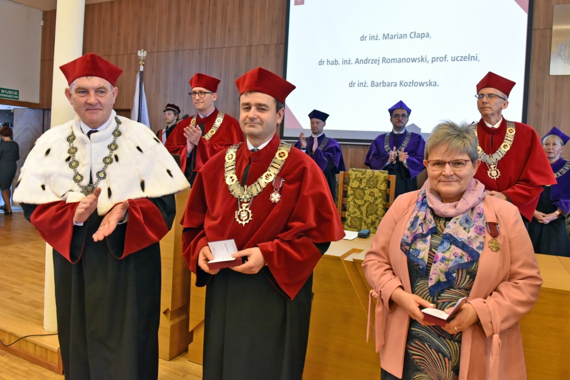 Rektor prof. Krzysztof Jóźwik i odznaczeni Srebrnym i Brązowym Krzyżem Zasługi prof. PŁ Andrzej Romanowski i dr inż. Barbara Kozłowska