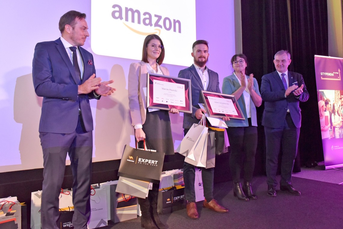 Adam Sztamborski wraz z rektorem, przezesem Zarządu FPŁ i przdestawicielką firmy Amazon. W zastępstiwe Marcina Pisarskiego dyplom doebrała koleżanka. 