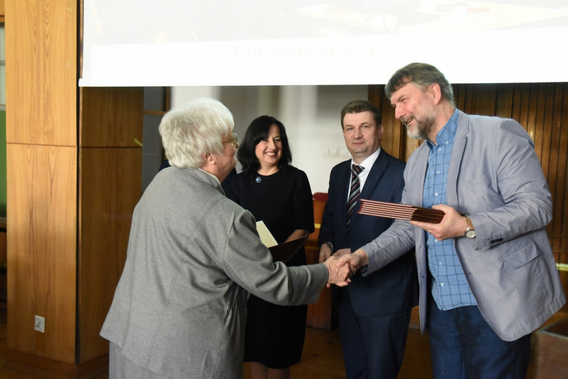 Dyplom odebrała p. Izabela Nałęcz od dziekan prof. Małgorzaty Szynkowskiej (od lewej), prezesa SW dr inż. Jacka Szera i prodziekana prof. Dariusza Bielińskiego