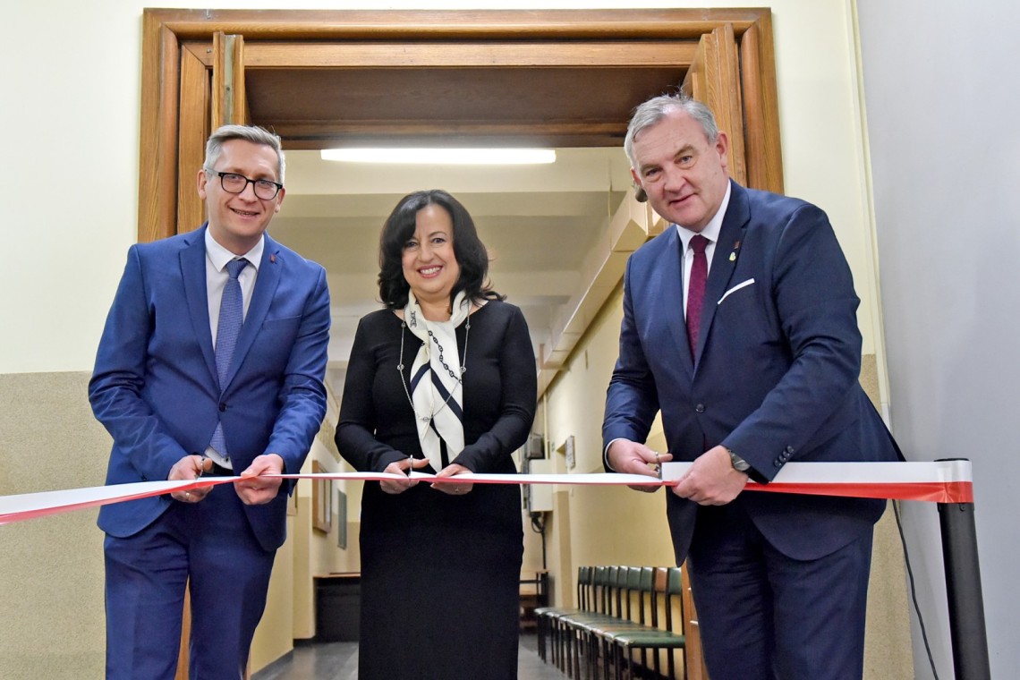 Przecięcia wstęgi dokonali: rektor prof. Krzysztof Jóźwik, dziekan Wydziału Chemicznego prof. Małgorzata Szynkowska-Jóźwik oraz dyrektor Instytutu prof. Łukasz Albrecht