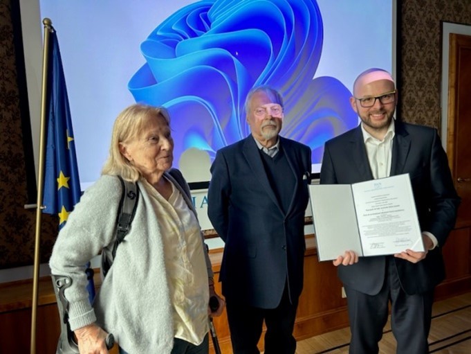 Prof. Nina Juzwa, dr inż. arch. Jakub Świerzawski oraz prof. Sławomir Gzell w trakcie ceremonii