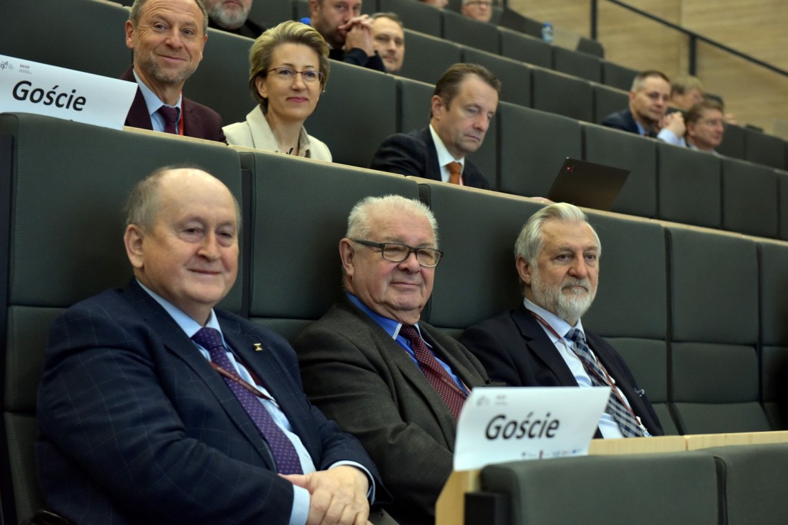 Goście KRASP, od lewej Krzysztof Pietraszkiewicz, były prezes Związku Banków Polskich, prof. Bohdan Macukow, przewodniczący KAUT i prof. Tadeusz Kulik z PW