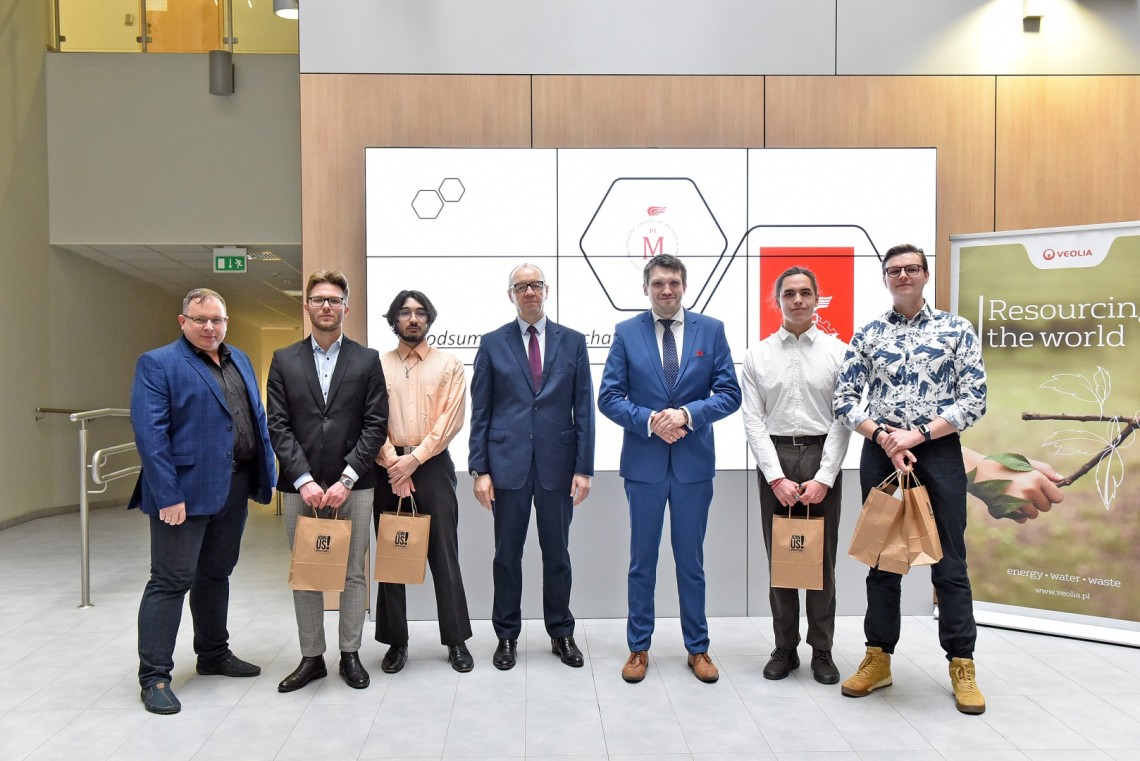 Laureaci 2. miejsca w towarzystwie dziekana prof. Tomasza Kubiaka, dyrektora Adriana Sienickiego i przewodniczącegi jury dr. inż. Jacka Świniarskiego