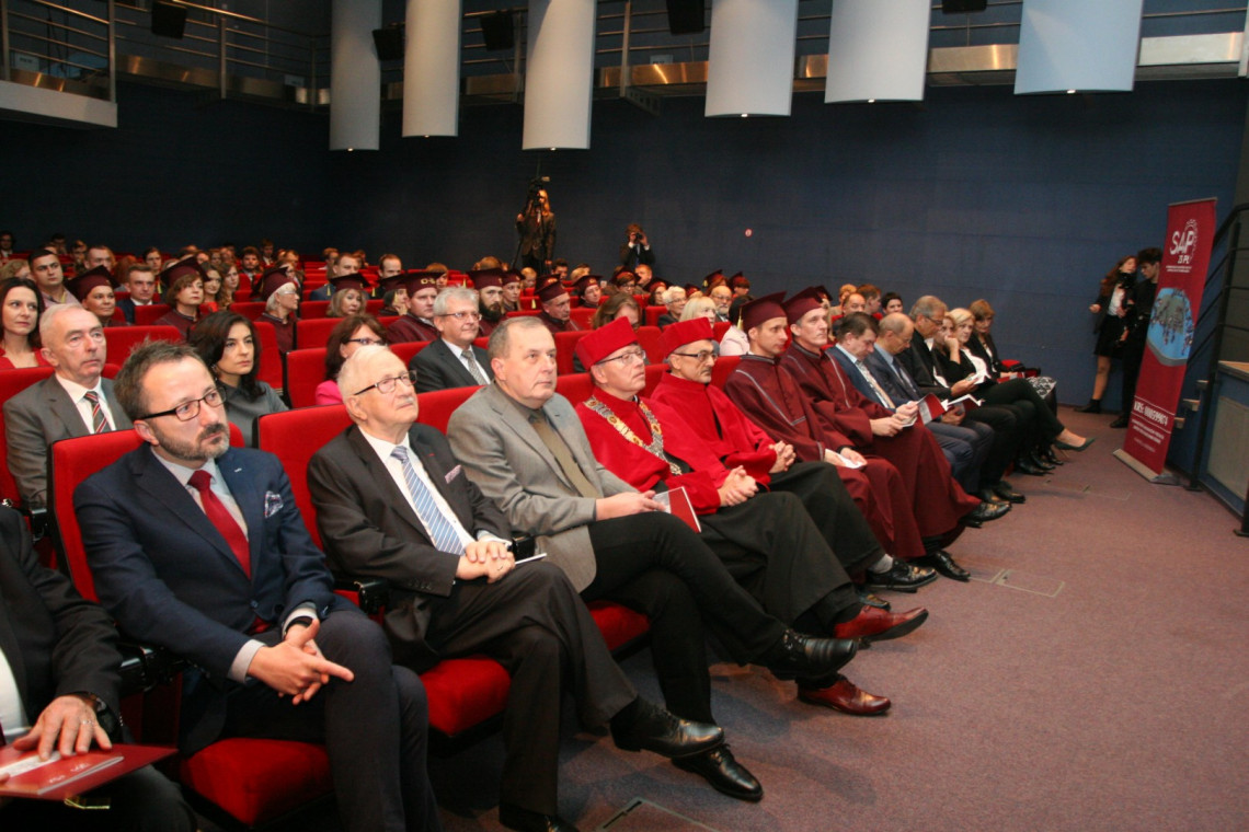 Goście VIP (od prawej): wiceprezydent Krzysztof Piątkowski, pomysłodawca liceum PŁ prof. Jan Krysiński, prorektorzy- prof. Wojciech Wolf, prof. Ireneusz Zbiciński, prof. Grzegorz Bąk oraz w togach  - wicedyrektor Paweł Kowalczyk i dyrektor Tomasz Kozera