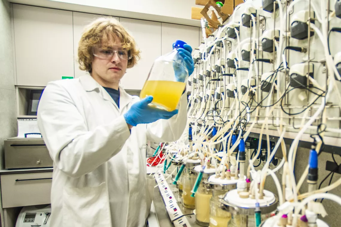 Młody naukowiec w laboratorium biotechnologicznym