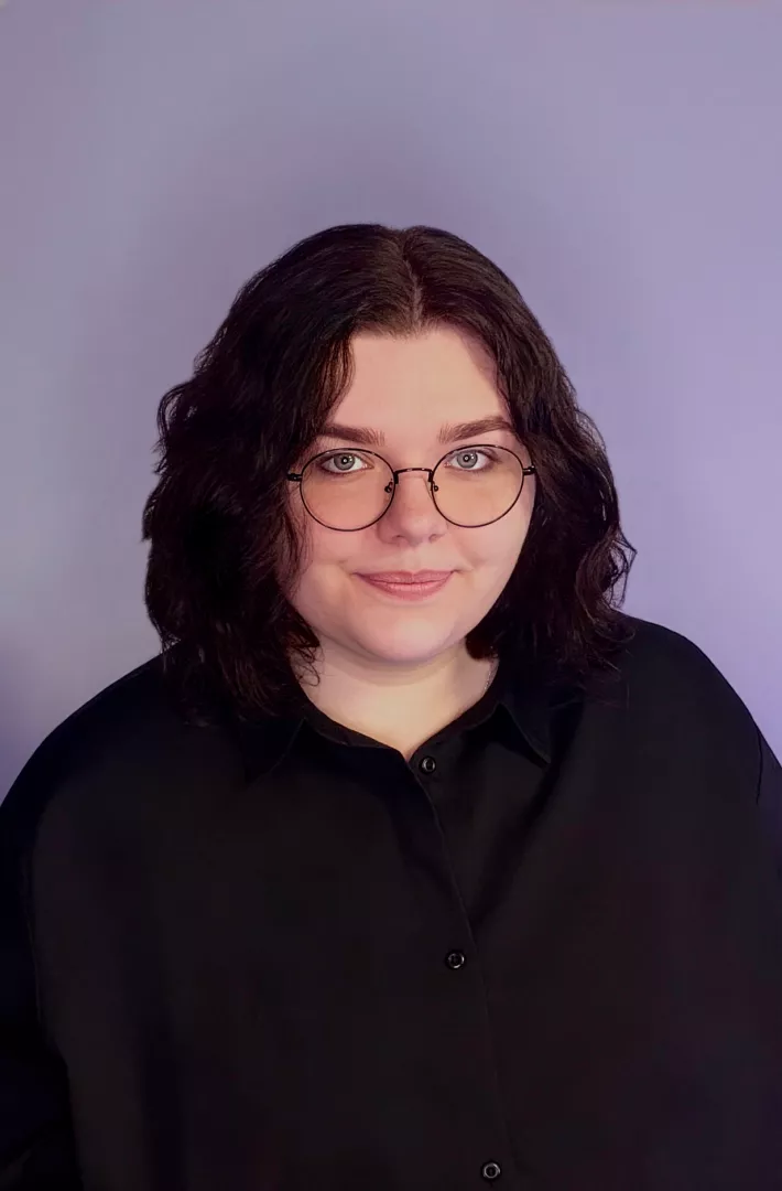 Kobieta w okularach i ciemnej koszuli