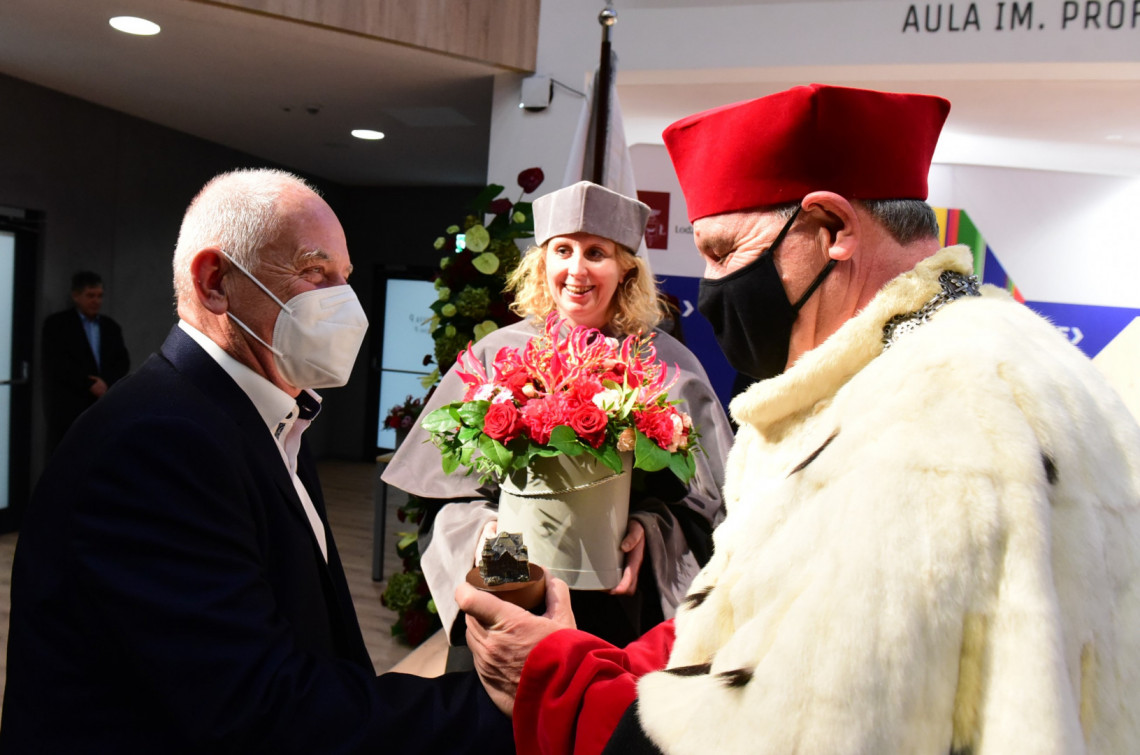 Rektor prof. Krzysztof Jóźwik i dyrektor CWM dr inż. Dorota Piotrowska, prof. PŁ uroczyście pożegnali dr. inż. Tomasza Saryusz-Wolskiego