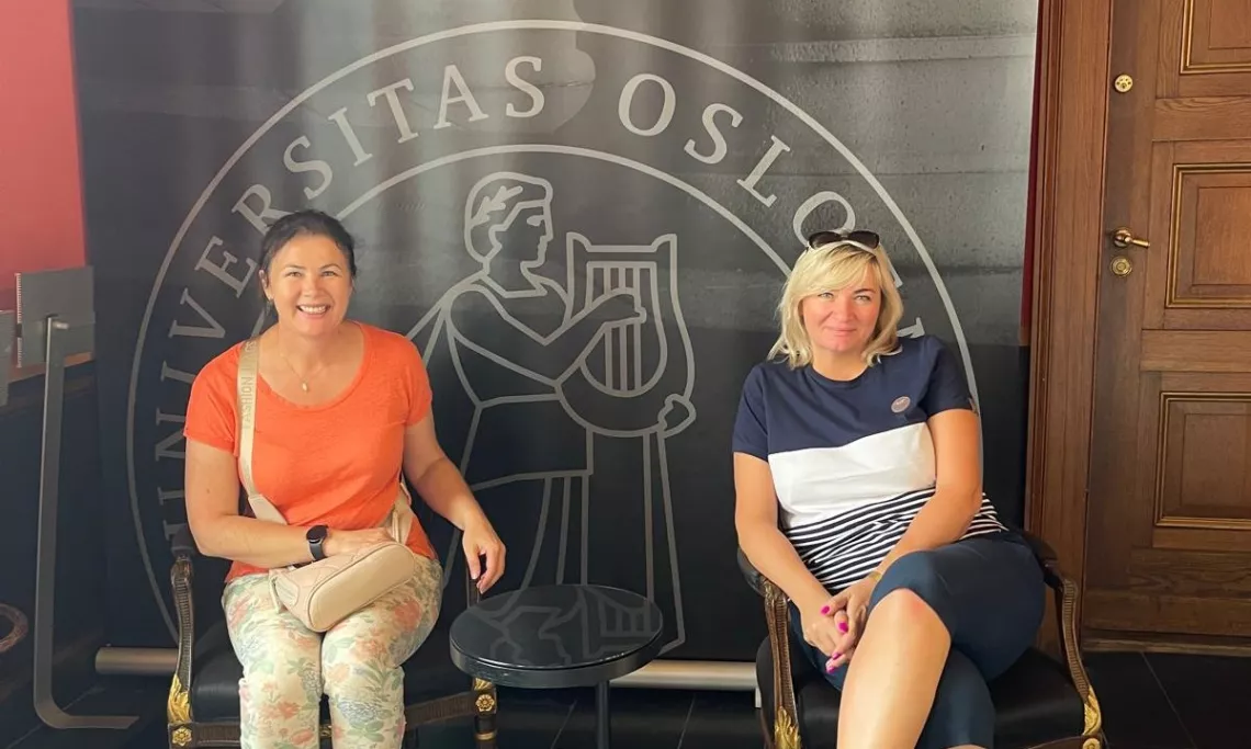 Przy banerze Uniwersytetu w Oslo, od lewej dr inż. Iwona Staniec, prof. Agnieszka Zakrzewska-Bielawska