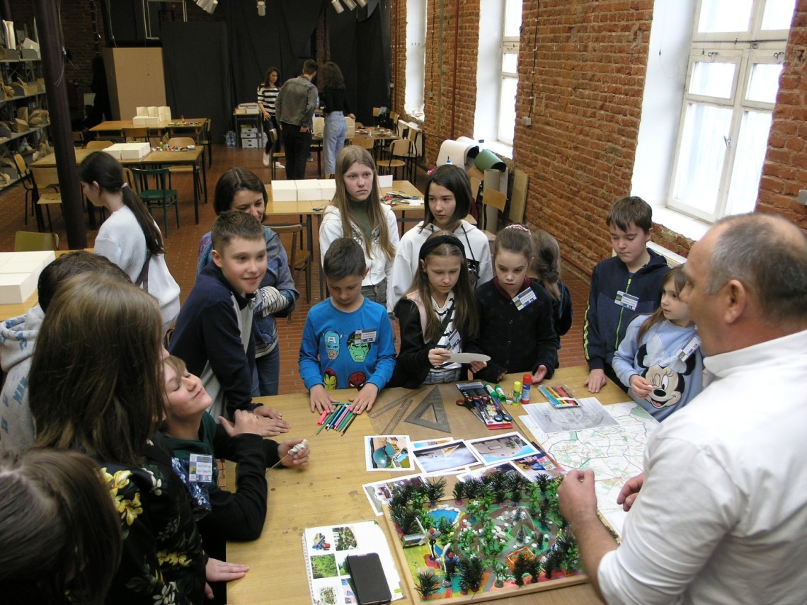 Ihor Ivonchik ze stowarzyszenia Feniks pokazał dzieciom koncepcji wioski ekologicznej