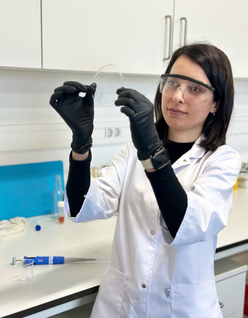 Dr Zeinab Qazanfarzadeh w laboratorium na Uniwersytecie w Aveiro