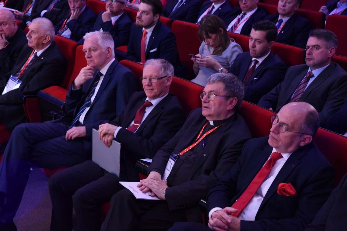 Uczestnicy konferencji. W pierwszym rzędzie od prawej: wojewoda prof. Zbigniew Rau, rektor ks. prof. Józef Bremer, rektor PŁ prof. Sławomir Wiak, wicepremier Jarosław Gowin, rektor UŁ prof. Antoni Różalski 