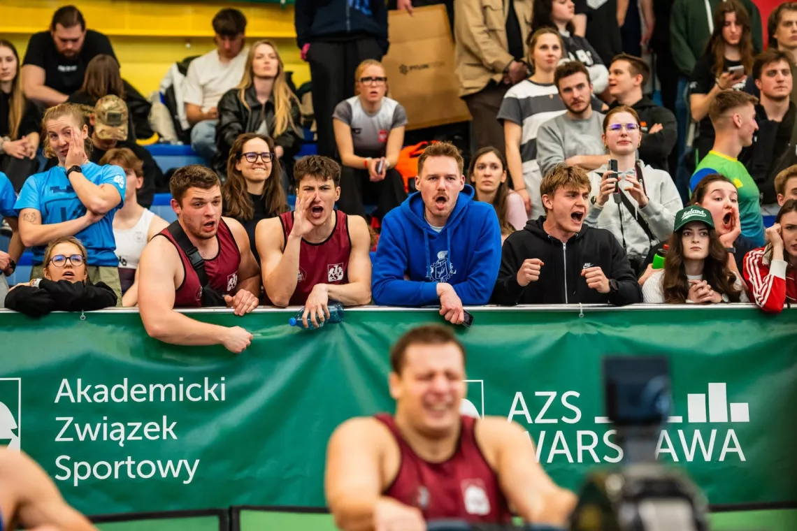 Kibice dopingują zawodnika na ergometrze wioślarskim
