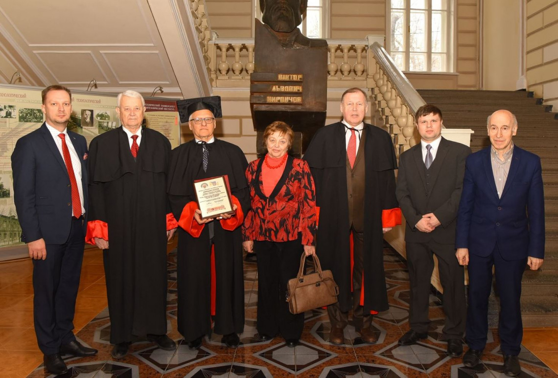 Na Politechnice Charkowskiej, od lewej: prof. Łukasz Kaczmarek (PŁ), Honorary Rector prof.  Leonid L. Tovazhinyanskyy, DHC prof. Jan Awrejcewicz, prof. Lidiya Kurpa, rector prof. Yevgen I. Sokol, prof. Oleksiy Larin, prof. Yuri Mikhlin