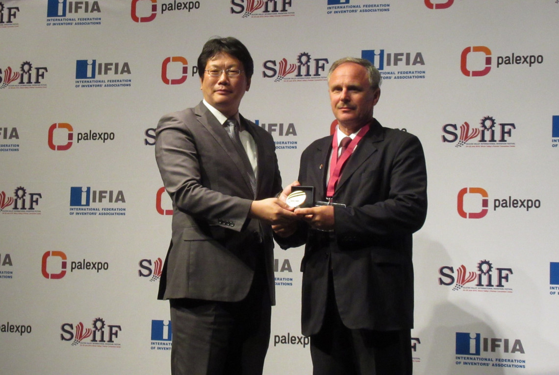 Dr inż. Adam Rylski otrzymał medal z rąk przedstawiciela WIPO z Korei