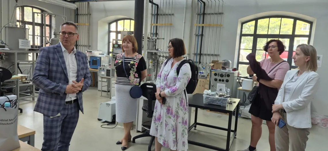 Uczestnicy podczas wizyt w laboratoriach Wydziału
