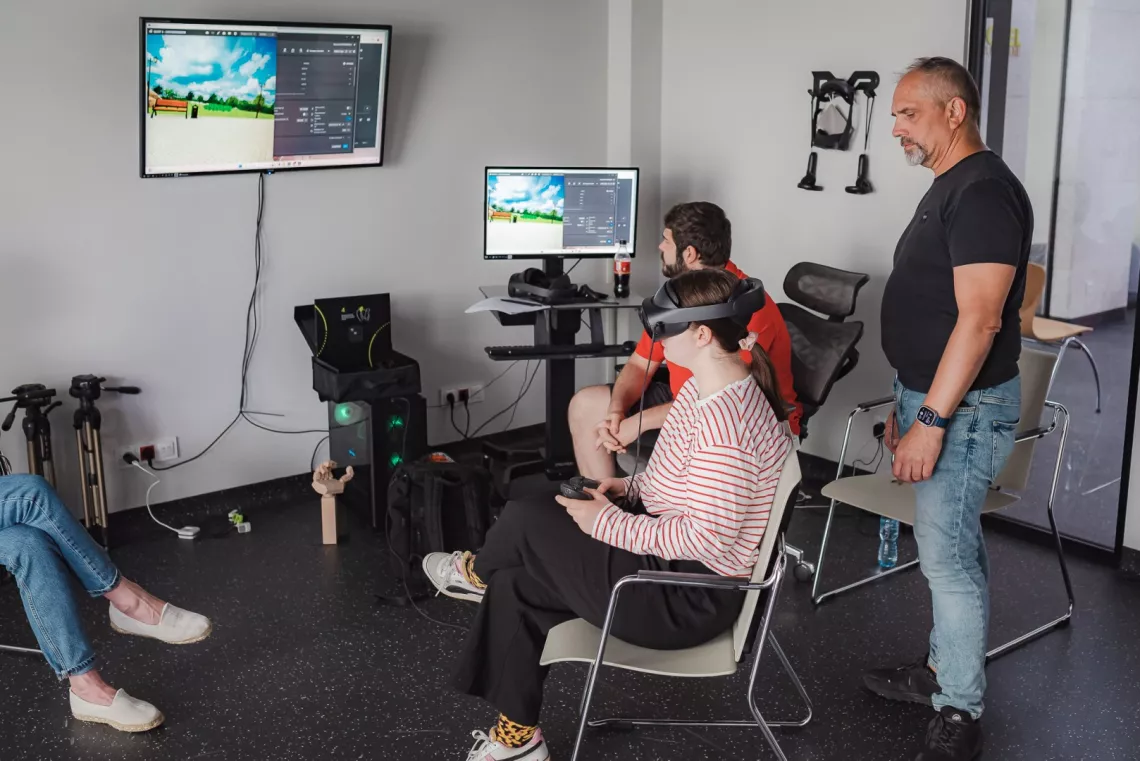 Studenci testują aplikacje VR pod czujnym okiem prowadzącego projekt