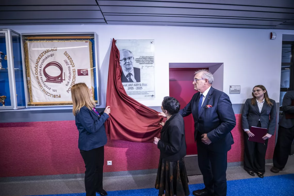 Moment odsłonięcia tablicy pamiątkowej