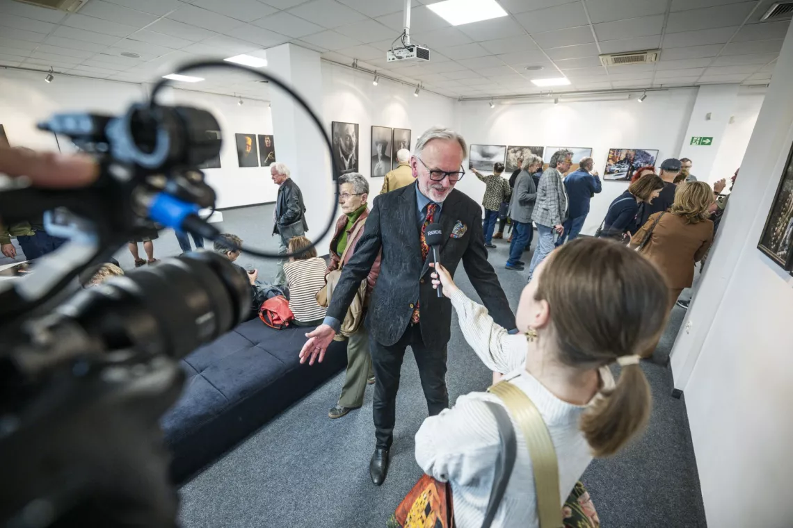 Wywiad autora prac dla mediów w czasie wernisażu