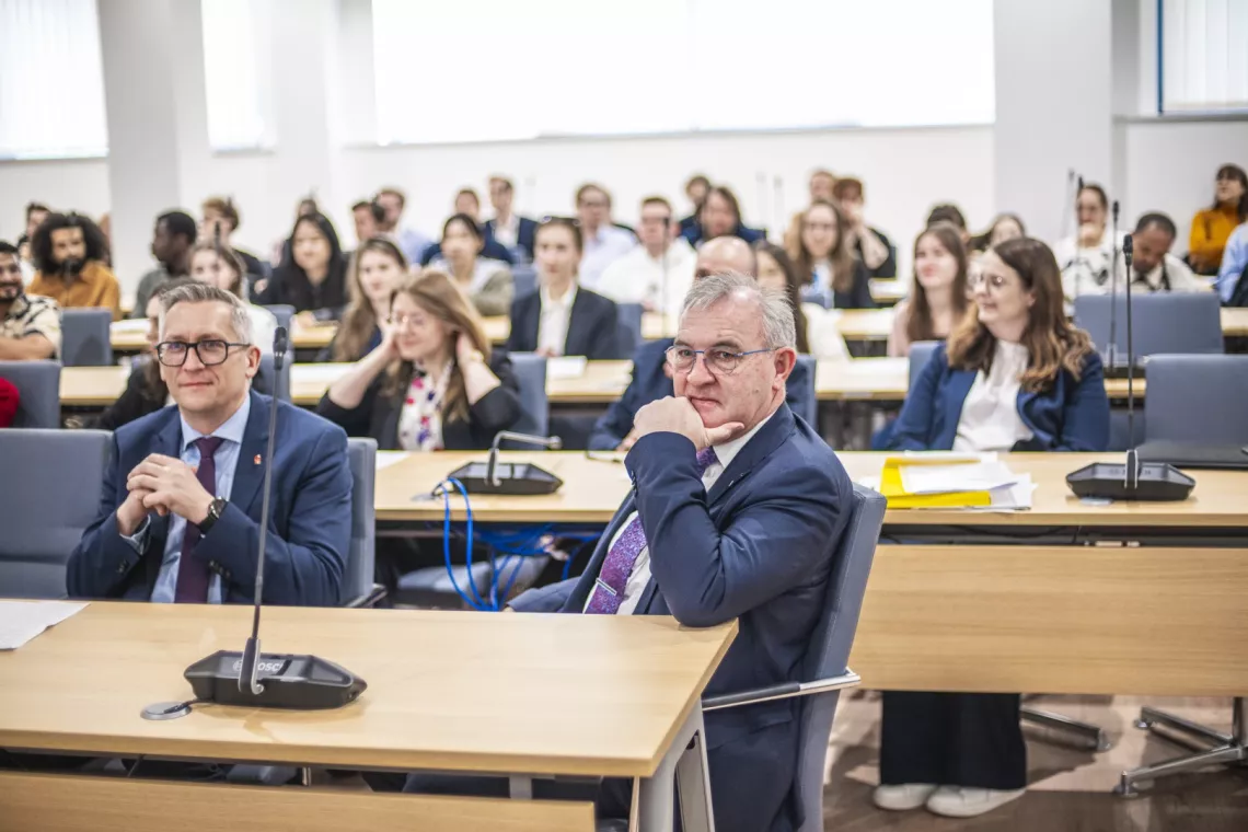 Grupa osób w sali seminaryjnej