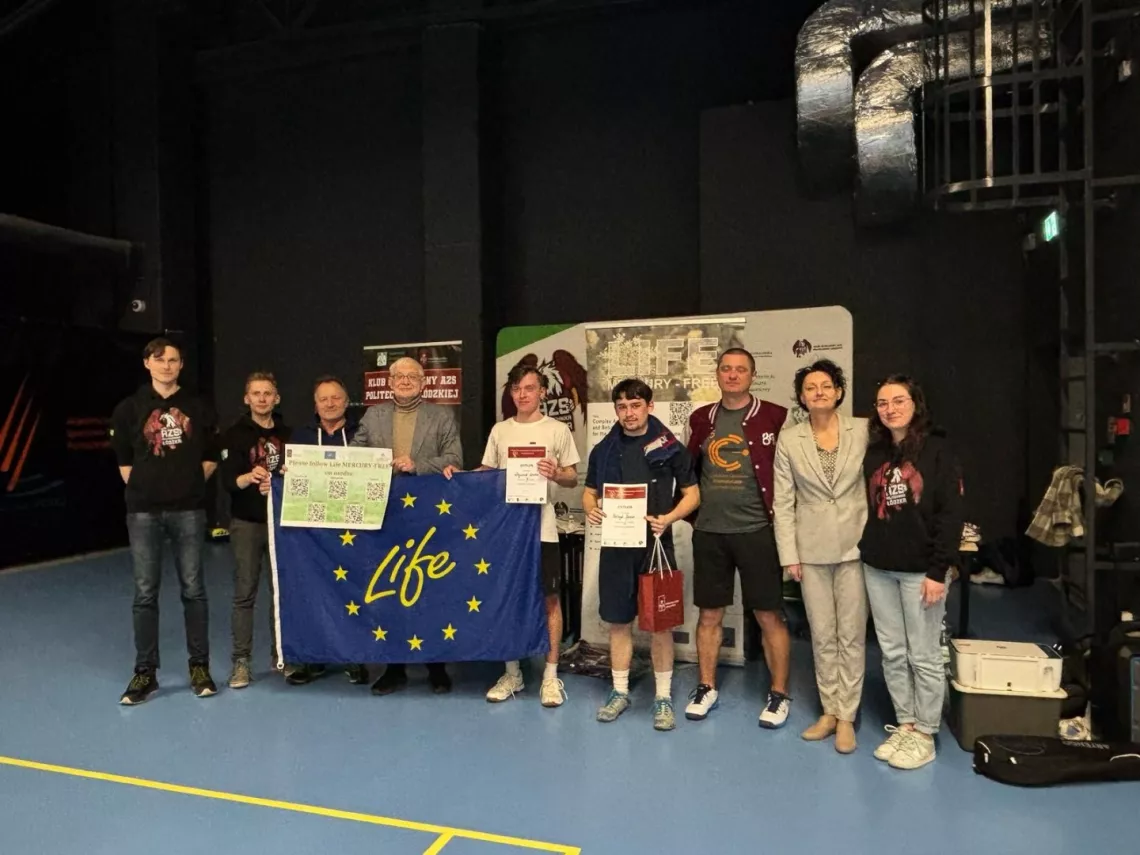 Zwycięzcy turnieju z dyplomami w rękach, dwie osoby trzymają flagę z napisem life