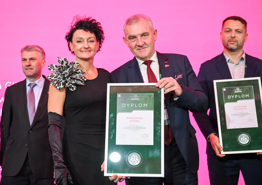 Osoby elegancko ubrane z dyplomami w ręku otrzymanymi na gali