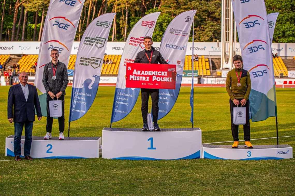 Mężczyźni stoją na podium