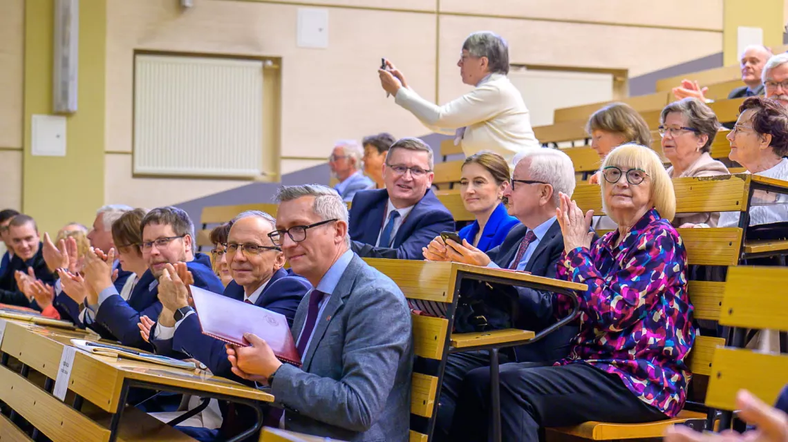 Uczestnicy uroczystości siedzą w audytorium.