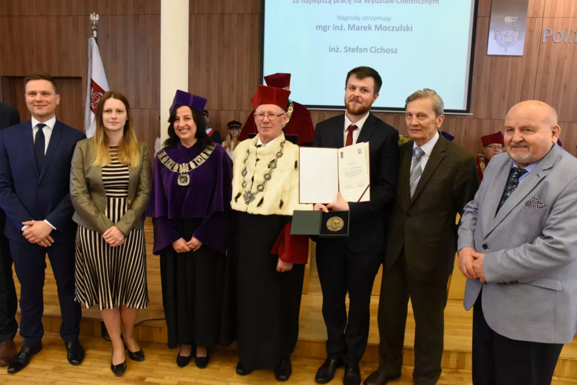 Laureaci nagrody im. prof. Osmana Achmatowicza z Wydziału Chemicznego oraz sponsorzy z firm: Polfarmex i ATLAS z władzami uczelni i wydziału