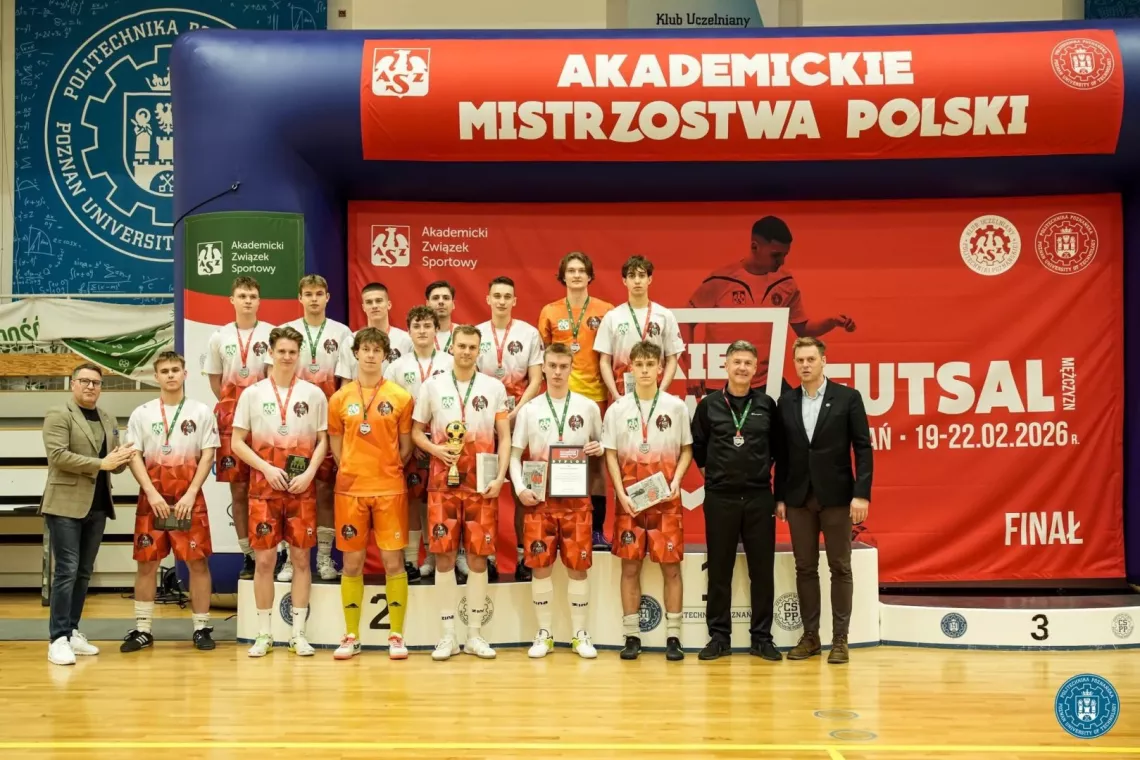 Męska sekcja futsalu podczas ceremonii ze srebrnymi medalami wśród uczelni technicznych
