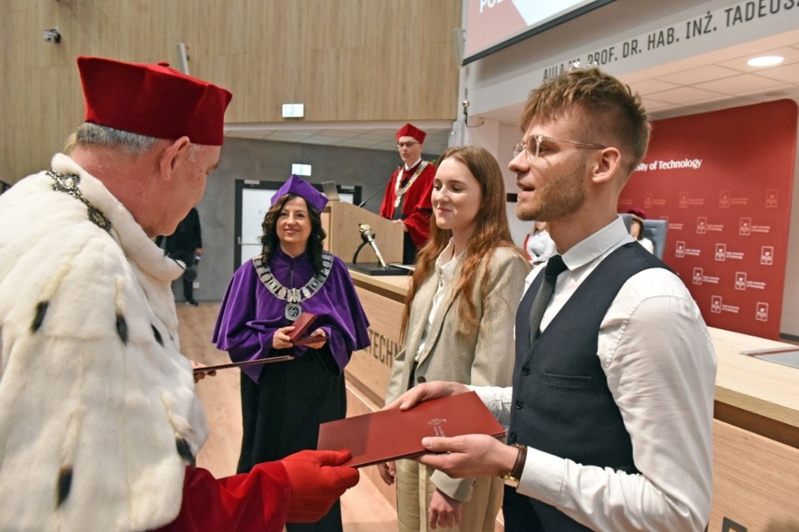 Dyplom i medal wręcza laureatom rektor prof. Krzysztof Jóźwik i dziekan Wydziału Chemicznego prof. Małgorzata Iwona Szynkowska-Jóźwik