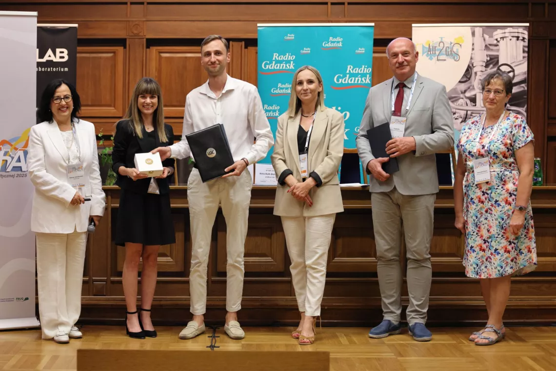 Sześć osób czetry kobiety i dwóch mężczyzn stoi, po odebraniu nagród dwie z nich trzymają dyplomy