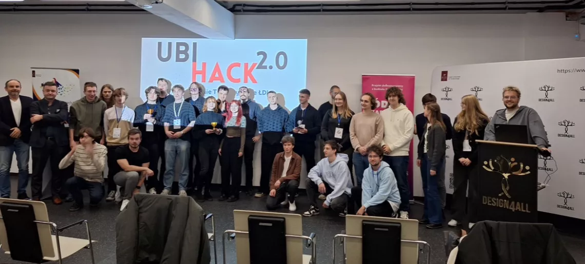 Uczestnicy hackathonu UbiHACK z opiekunami, prof. PŁ Andrzejem Romanowskim i Krzysztofem Grudniem