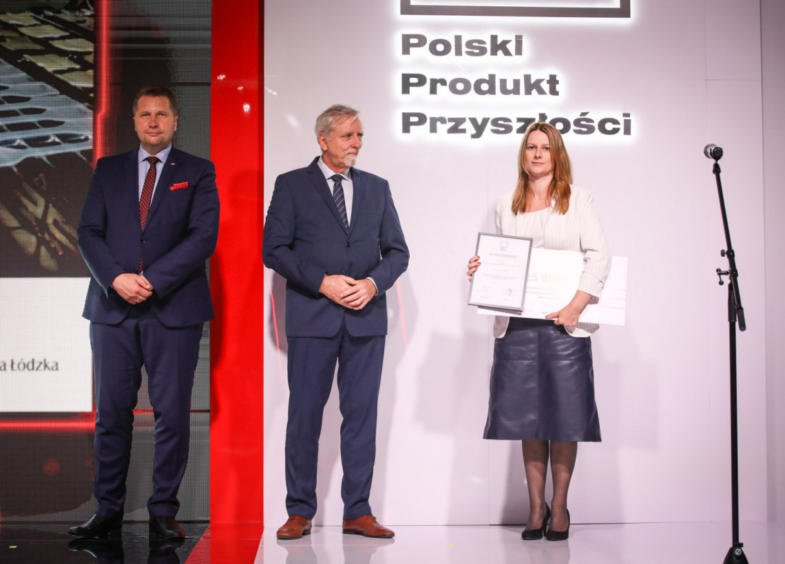 Dr hab. inż. Anna Masek, prof. PŁ z dyplomem i symbolicznym czekiem, obok minister Przemysław Czarnek oraz dyrektor NCBR Wojciech Kamieniecki  (16 czerwca 2021 r.)