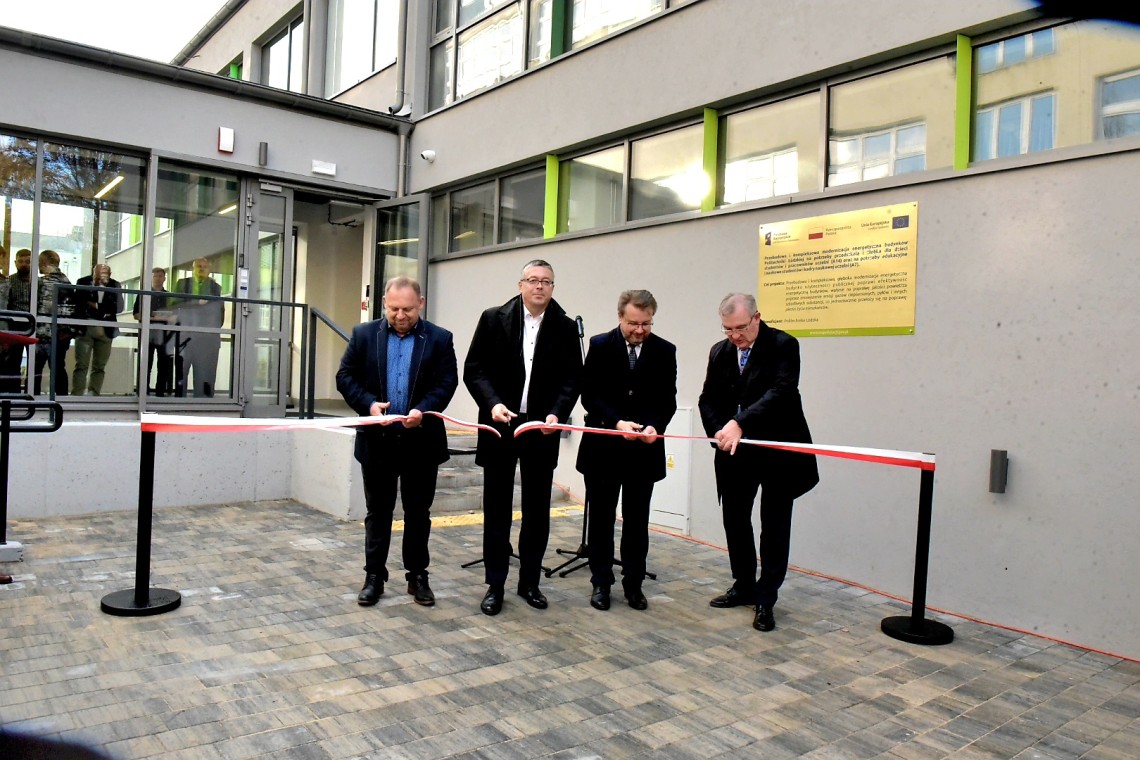 Wstęgę przecinają: rektor prof. Krzysztof Jóźwik, wicemarszałek województwa łódzkiego Piotr Adamczyk, zastępca prezesa NFOŚiGW Artur Michalski i prezes firmy Jawbud Adam Jaworski