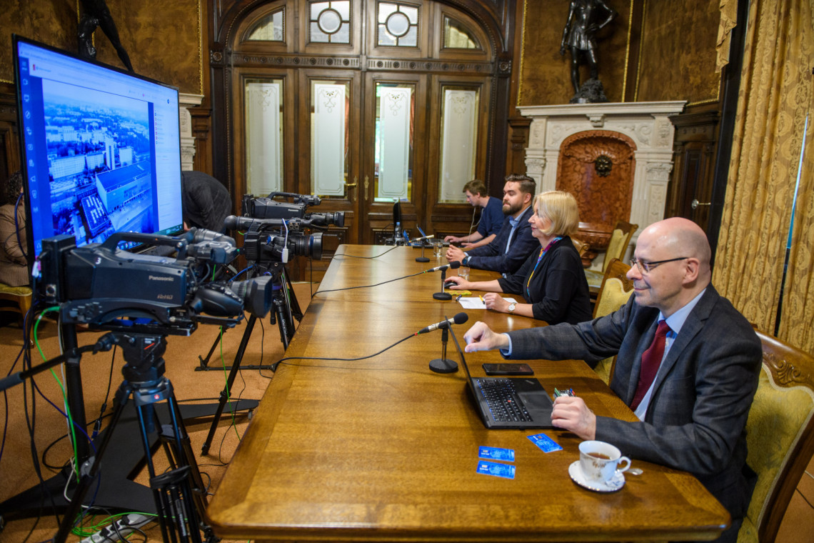 Prof. Sławomir Hausman z PŁ oraz Marcin Sugak z firmy Ericsson dokonali merytorycznej prezentacji projektu, w środku prowadząca spotkanie Katarzyna Pąk z Ericsson