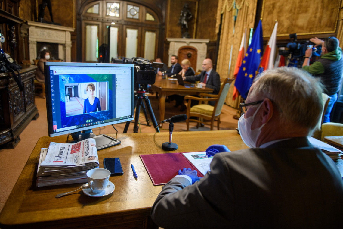 Uczestniczący w spotkaniu rektor prof. Sławomir Wiak słucha wystąpienia minister Jadwigi Emilewicz