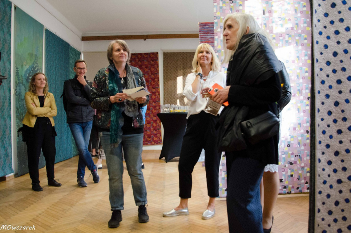 Na wystawie Inwencje, od prawej: dr Małgorzata Łukawska, Olga Kurowska, dyrektor Domu Kultury w Łęczycy, dr Dorota Taranek