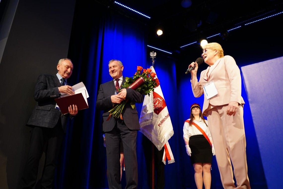 Rektor prof. Krzysztof Jóźwik wraz z przewodniczącą zebrania wyborczego prof. PŁ Barbarą Kościelniak-Muchą i przewodniczącym UKW prof. Czesławem Kuncewiczem