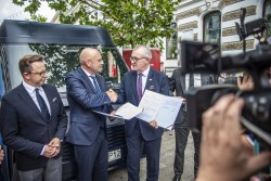 Rektor prof. Krzysztof Jóźwik i prezes Albert Gryszczuk wymieniają uścisk dłoni, trzymając podpisany dokument. Obok stoi poseł Dariusz Joński