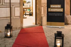 Wejście do budynku. Obok ustawiony rollup z napisem Awards Ceremony