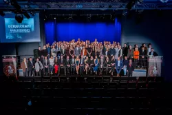 Gali Sportu Akademickiego Politechniki Łódzkiej - pamiątkowe kilkudziesięciu osób zdjęcie na scenie