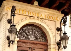 Napis "Politechnika Łódzka" nad wejściem do rektoratu