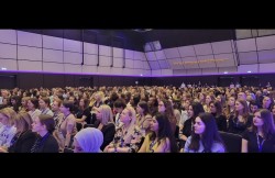 Sala wypełniona kobietami uczestniczącymi w konferencji