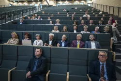 Uczestnicy spotkania w duzym audytorium