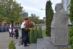 Rektor prof. Krzysztof Jóźwik składa kwiaty pod pomnikiem pierwszego rektora PŁ prof. Bohdana Stefanowskiego
