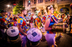 Przemarsz muzyków towarzyszących brazylijskim tancerkom
