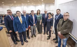 Naukowcy z nagrodzonych zespołów z przewodniczącą komisji konkursowej prof. PŁ Małgorzatą Koszewską, rektorem prof. Krzysztofem Jóźwikiem i prorektorem prof. Łukaszem Albrechtem, fot. Marcin Szmidt