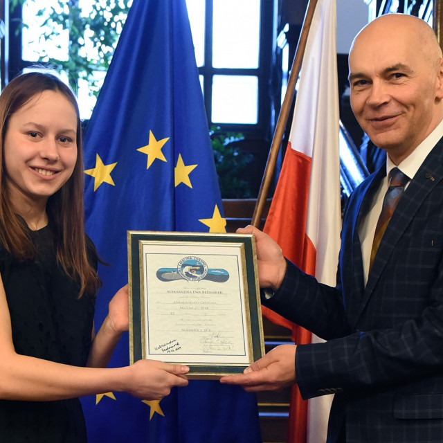 Prorektor dr hab. Witold Pawłowski, prof. PŁ otrzymał od Oli Bednarek jej certyfikat za przepłynięcie kanału Catalina