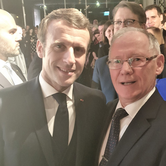 Prezydent Emanuel Macron i rektor prof. Sławomir Wiak rozmawiali w czasie uroczystego przyjęcie  w Ambasadzie Francji w Polsce 